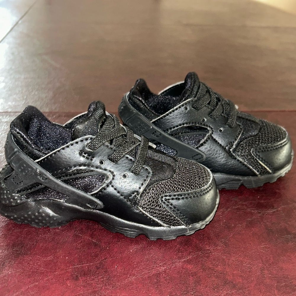 Size 6 Black Nike sneakers NWOT